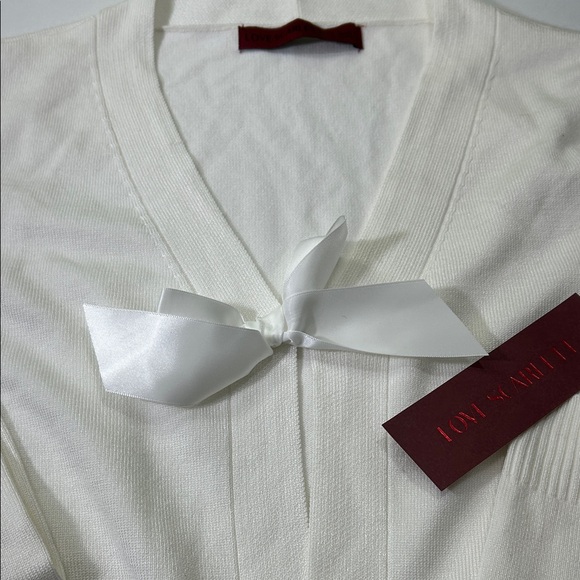 Elegant Women's V-Neck Sweater in Cream - Picture 15 of 16